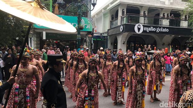Kirab Trunajaya memeriahkan peringatan naik takhta Sultan Hamengku Buwono X di Jalan Malioboro, Kamis (7/3).