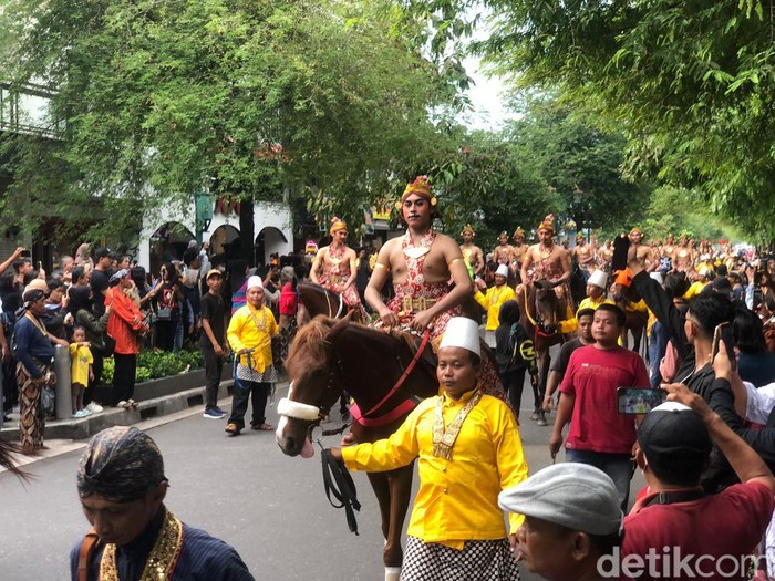 Kirab Trunajaya memeriahkan peringatan naik takhta Sultan Hamengku Buwono X di Jalan Malioboro, Kamis (7/3).
