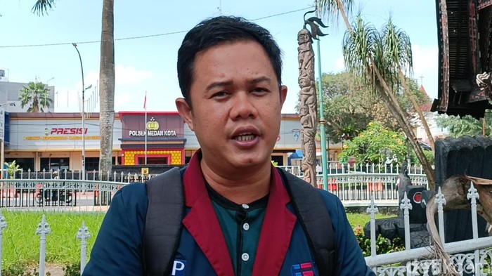 Surya Yudistra, pengelola parkir di Medan usai melapor ke Polsek Medan Kota karena dianiaya sejumlah pria berseragam FKPPI di depan Hotel Grand Antares, Jalan Sisingamangaraja, Kota Medan. (Goklas Wisely/detikSumut)