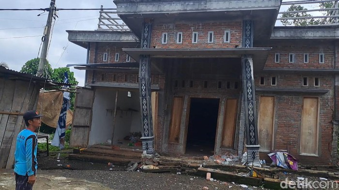 Tanah ambles rusak rumah warga di Jombang