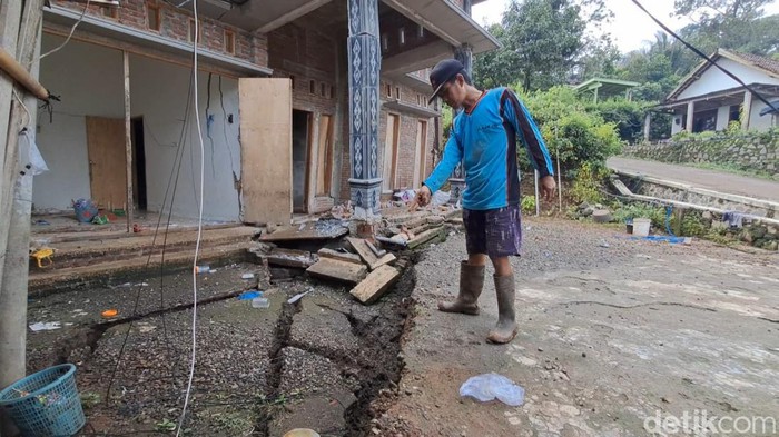 Tanah ambles rusak rumah warga di Jombang