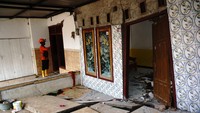 Petugas Badan Penanggulangan Bencana Daerah (BPBD) mendata rumah rusak akibat bencana tanah bergerak di Dusun Sumberlamong, Desa Sambirejo, Kecamatan Wonosalam, Kabupaten Jombang, Jawa Timur, Kamis (7/3/2024).