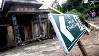 Bencana tanah bergerak ini mengakibatkan puluhan warga mengungsi ke tempat yang aman.