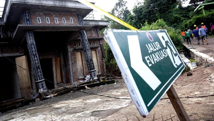Tanah bergerak di Jombang Warga berjalan melintasi rumah rusak akibat bencana tanah bergerak di Dusun Sumberlamong, Desa Sambirejo, Kecamatan Wonosalam, Kabupaten Jombang, Jawa Timur, Kamis (7/3/2024). Pergerakan tanah yang terjadi pada Rabu (6/3/2024) tengah malam saat hujan deras itu mengakibatkan 12 rumah dan fasilitas umum rusak, akses jalan terputus dan puluhan warga terdampak mengungsi ke tempat yang aman. ANTARA FOTO/Syaiful Arif/rwa.
