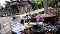 Tampak rumah-rumah miring dan harta bendanya dikeluarkan.