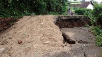 Kondisi jalan penghubung antardusun rusak terdampak bencana tanah bergerak di Dusun Sumberlamong, Desa Sambirejo, Kecamatan Wonosalam, Kabupaten Jombang, Jawa Timur, Kamis (7/3/2024).