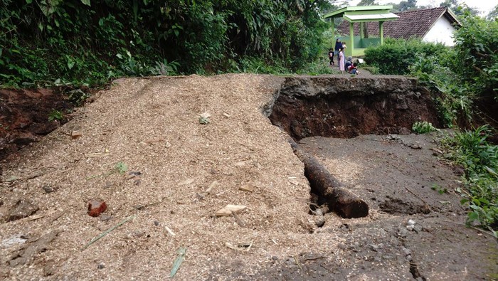 Petugas Badan Penanggulangan Bencana Daerah (BPBD) mendata rumah rusak akibat bencana tanah bergerak di Dusun Sumberlamong, Desa Sambirejo, Kecamatan Wonosalam, Kabupaten Jombang, Jawa Timur, Kamis (7/3/2024). Pergerakan tanah yang terjadi pada Rabu (6/3/2024) tengah malam saat hujan deras itu mengakibatkan 12 rumah dan fasilitas umum rusak, akses jalan terputus dan puluhan warga terdampak mengungsi ke tempat yang aman. ANTARA FOTO/Syaiful Arif/rwa.