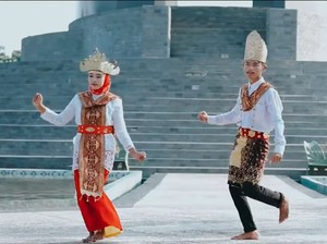 Bentuk Penyajian Tari: Tari Tunggal, Tari Berpasangan, dan Tari Berkelompok