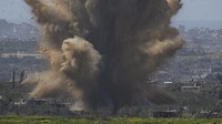 Asap dan puing-puing membubung menyusul ledakan di Jalur Gaza terlihat dari Israel selatan, Rabu (6/3/2024). (AP Photo/Ohad Zwigenberg)  