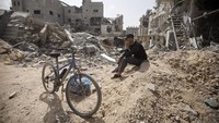 Serangan gencar Israel telah menyebabkan 85% penduduk Gaza mengungsi dan kekurangan makanan, air bersih serta obat-obatan. Sementara sekitar 60% infrastruktur di wilayah kantong tersebut telah rusak atau hancur. (AP Photo/Mohammed Dahman)  