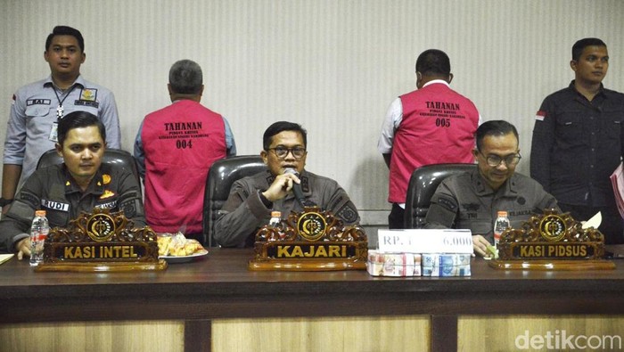 Tersangka korupsi PJU saat digelandang jaksa di Kantor Kejari Karawang