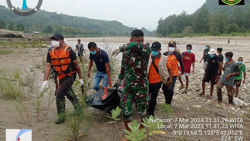 Tim SAR mengevakuasi jasad Gasper Berek Kehik (70) yang tewas terseret banjir Sungai Derok Faturene, Kecamatan Tasifeto Barat, Kabupaten Belu, NTT. (Dokumentasi Basarnas Kupang).