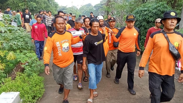 Tim SAR saat mengevakuasi bocah hanyut di Kali Pusur, Kelurahan Bulakan, Kecamatan/kabupaten Sukoharjo, Kamis (7/3/2024).