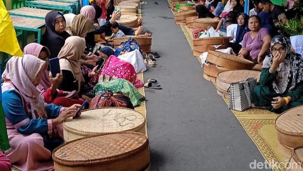 Tradisi kondangan di Banyon, Kelurahan Gayamprit, Kecamatan Klaten Selatan.