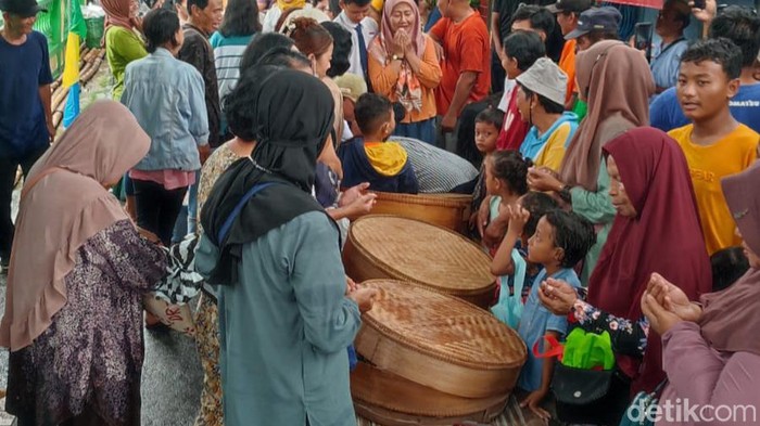 Tradisi kondangan di Banyon, Kelurahan Gayamprit, Kecamatan Klaten Selatan.