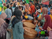 Tradisi Kondangan di Banyon Klaten, Warga Bawa Tenongan ke Makam