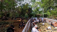 Warga Desa Baregbeg, Ciamis, menggelar tradisi nadran di Situs Ki Buyut Mangun Tapa setiap jelang Ramadan, Kamis (7/3/2024). Tradisi diawali dengan berjalan kaki, berdoa bersama, tabur bunga dan diakhiri dengan makan bersama. Dadang Hermansyah/detikJabar