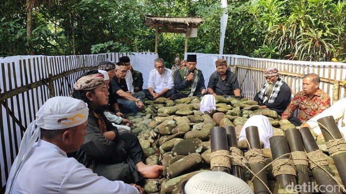 Tradisi nadran di Situs Ki Buyut Mangun Tapa Ciamis.