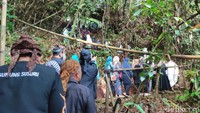 Tradisi nadran diawali dengan berjalan kaki bersama sejauh 2 kilometer menuju situs dari Kantor Pemdes Baregbeg. Warga kemudian memasuki lokasi situs dengan menaiki tangga yang cukup terjal dan sempit serta licin karena hujan. Foto: Dadang Hermansyah/detikJabar