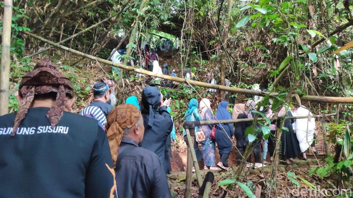 Tradisi nadran di Situs Ki Buyut Mangun Tapa Ciamis. Tradisi nadran di Situs Ki Buyut Mangun Tapa Ciamis.