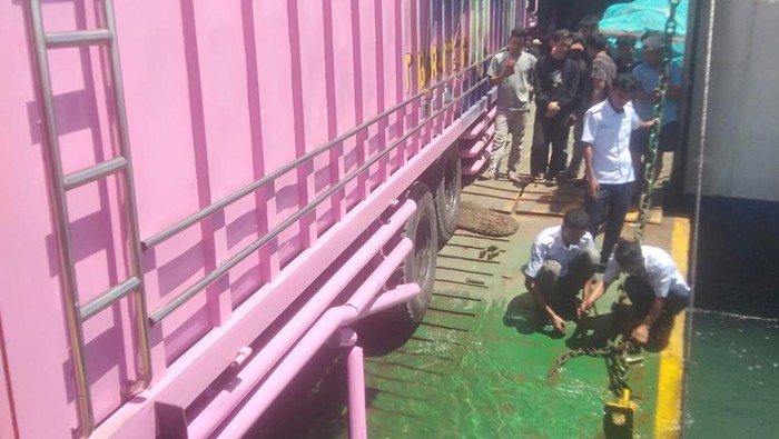 Truk di Pelabuhan Bajoe nyaris terjun ke laut akibat ramp door kapal patah.