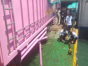 Truk Nyaris Terjun ke Laut di Pelabuhan Bone Imbas Ramp Door Kapal Patah