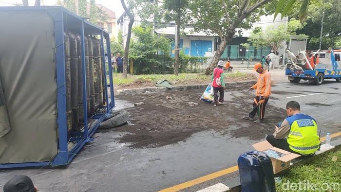 Truk terguling di Surabaya