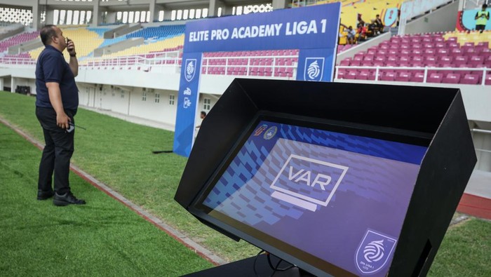 Pemain menunggu keputusan wasit Thoriq M Alkatiri melihat monitor Video Assistant Referee (VAR) saat terjadi pelanggaran pada pertandingan antara Persis Solo U-20 melawan Persita Tangerang U-20 pada final Elite Pro Academy (EPA) U-20 di Stadion Manahan, Solo, Jawa Tengah, Kamis (7/3/2024). PT Liga Indonesia Baru (LIB) melakukan uji coba penggunaan VAR pada laga resmi pertandingan final Elite Pro Academy (EPA) U-20 antara Persis Solo melawan Persita Tangerang sebelum digunakan secara resmi sepenuhnya di kompetisi sepak bola Liga 1 maupun Liga 2. ANTARA FOTO/Mohammad Ayudha/tom.