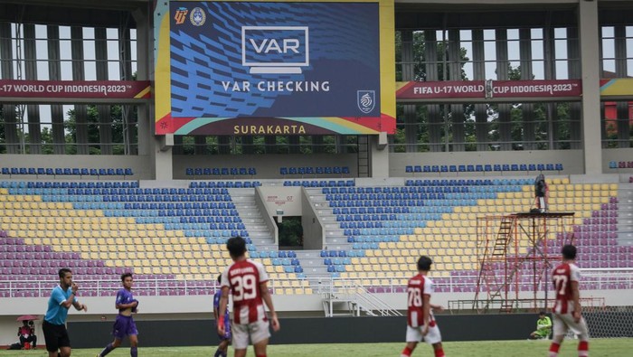 Pemain menanti keputusan wasit Thoriq M Alkatiri menyaksikan monitor Video Assistant Referee (VAR) dikala terjadi pelanggaran pada pertarungan antara Persis Solo U-20 melawan Persita Tangerang U-20 pada final Elite Pro Academy (EPA) U-20 di Stadion Manahan, Solo, Jawa Tengah, Kamis (7/3/2024). PT Liga Indonesia Baru (LIB) menjalankan uji coba penggunaan VAR pada tabrak resmi pertarungan final Elite Pro Academy (EPA) U-20 antara Persis Solo melawan Persita Tangerang sebelum digunakan secara resmi sepenuhnya di persaingan sepak bola Liga 1 maupun Liga 2. ANTARA FOTO/Mohammad Ayudha/tom.