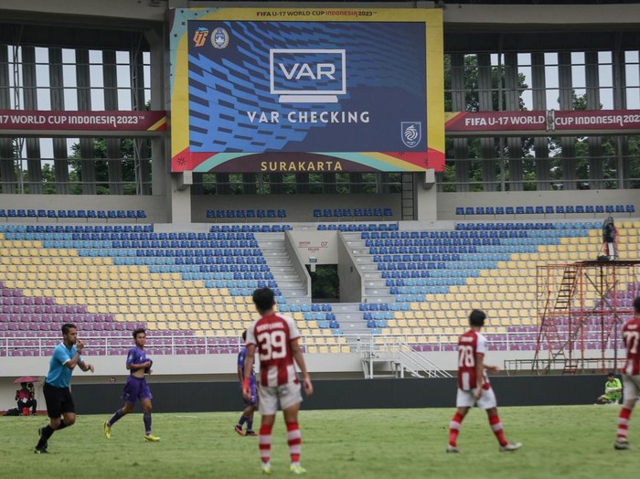 Pemain menunggu keputusan wasit Thoriq M Alkatiri melihat monitor Video Assistant Referee (VAR) saat terjadi pelanggaran pada pertandingan antara Persis Solo U-20 melawan Persita Tangerang U-20 pada final Elite Pro Academy (EPA) U-20 di Stadion Manahan, Solo, Jawa Tengah, Kamis (7/3/2024). PT Liga Indonesia Baru (LIB) melakukan uji coba penggunaan VAR pada laga resmi pertandingan final Elite Pro Academy (EPA) U-20 antara Persis Solo melawan Persita Tangerang sebelum digunakan secara resmi sepenuhnya di kompetisi sepak bola Liga 1 maupun Liga 2. ANTARA FOTO/Mohammad Ayudha/tom.