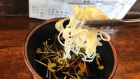 Restoran Ninja Soga Goameo memungkinkan pengunjung memilih berbagai condiments. Bisa disesuaikan dengan selera masing-masing. Foto: soranews24.com /Oona McGee