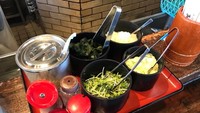 Begini tampilan condiments yang mereka sediakan. Pelanggan bisa memilih duduk di konter atau meja. Namun, condiments ini hanya tersedia di konter. Foto: soranews24.com /Oona McGee