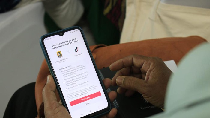 Kepala Bidang Usaha Mikro Dinas Koperasi dan UKM Pemprov Daerah Istimewa Yogyakarta Tatik Ratnawati tengah memotivasi para pelaku UMKM agar semakin kreatif dan cerdas dalam memanfaatkan platform e-commerce untuk mengoptimalkan penjualan. Dalam acara pelatihan UMKM bertajuk ‘Selalu Untung Lewat Digital’ itu para pedagang online diajarkan oleh fasilitator Tiktok dan Tokopedia untuk membuat konten, berjualan yang efektif hingga pemanfaatan fitur aplikasi Bank Jago dalam pengelolaan keuangan.