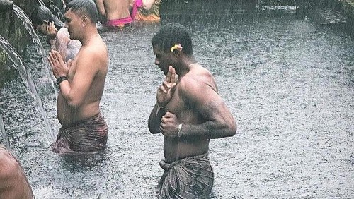 Penyanyi asal Amerika Serikat, Usher, melukat di Taman Mumbul, Sangeh, Badung, Bali, beberapa waktu lalu.