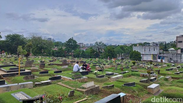 Ziarah makam di TPU Jeruk Purut