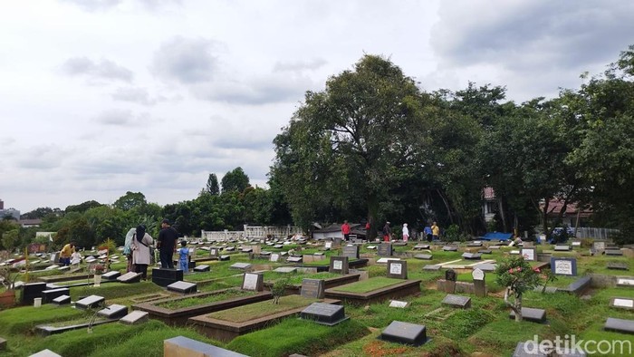 Ziarah makam di TPU Jeruk Purut