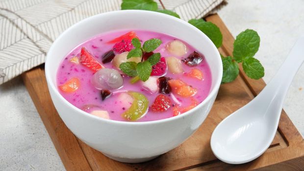 Ice fruit or soup of fruit-is an Indonesian Iced Fruit Cocktail Dessert. This cold and sweet beverage is made of dicred fruits mixed with shaved ice or ice cubes, and sweetened with liquid sugar or syrup