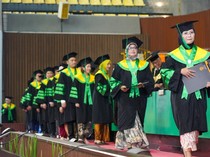 Kompak! 16 Wisudawan Pascasarjana UI Raih Summa Cum Laude & IPK 4