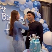 Dibagikan ke Instagram Story, Thariq dan Aaliyah juga terlihat sudah tak malu-malu lagi memamerkan kemesraan mereka. Seperti yang terlihat dalam foto, saat Aaliyah menyuapi Thariq potongan kue ulang tahunnya. Foto: Instagram/@thariqhalilintar