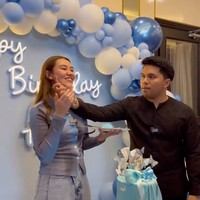 Thariq tampak sempat bercanda dengan menempelkan kue ultah ke Aaliyah. Meski demikian Aaliyah justru tak membalasnya, ia hanya pasrah dan tersenyum. Foto: Instagram/@thariqhalilintar