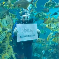 Ketika sedang makan bersama di sebuah Aquarium Restaurant, Aaliyah kembali dikejutkan karena mendapat ucapan selamat ulang tahun. Kebahagiaan pun seolah tak henti-hentinya menghampiri Aaliyah di hari ulang tahunnya. Foto: Instagram/@thariqhalilintar