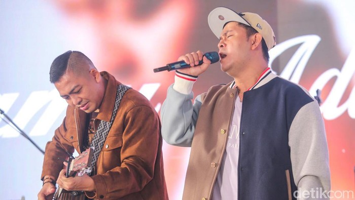 Ade Govinda dan Cakra Khan Ade Govinda dan Cakra Khan