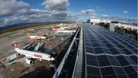 Pada tahun 2022, bandara Jenewa menugaskan dan membangun sistem panel surya berskala besar di atap gedung sayap timur. Lebih dari 3.700 panel surya tersebar di bangunan sepanjang 520 meter, menghasilkan lebih dari 1,5 GWh listrik per tahun.