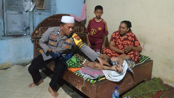 Aiptu Dedi Suardi saat memeriksa warga yang sakit di Wolya Barat, Aceh Barat.