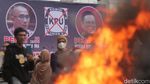 Aksi Bakar Ban Warnai Demo di DPR