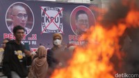 Mereka menuntut penggunaan hak angket oleh DPR untuk menyelidiki dugaan kecurangan pemilu serta pemakzulan Presiden Jokowi.