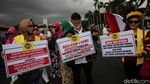 Aksi Bakar Ban Warnai Demo di DPR