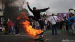 Aksi Bakar Ban Warnai Demo di DPR