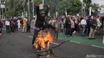 Aksi Bakar Ban Warnai Demo di DPR