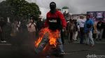 Aksi Bakar Ban Warnai Demo di DPR